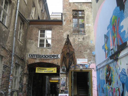 Berlin, 2011, Durch diese Fenster konnten die Versteckten den Eingang zum Hof im Auge behalten, Stiftung Denkmal