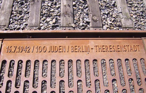 Berlin-Grunewald, 2006, Eine der 186 Inschriften des Mahnmals entlang vom Gleis 17, Stiftung Denkmal