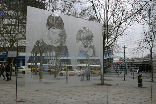 Berlin, 2008, Die Spiegelwand in Nahaufnahme, Stiftung Denkmal, Anne Bobzin
