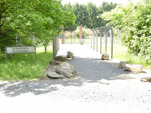Stadtallendorf, 2006, Eingang zum ehemaligen Lager Münchmühle, DIZ Stadtallendorf