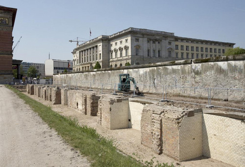 Berlin, Mai 2009, Freigelegte Kellermauerreste der ehemaligen Gestapo-Zentrale Prinz-Albrecht-Straße 8, dahinter Reste der Berliner Mauer, Bildwerk, Berlin