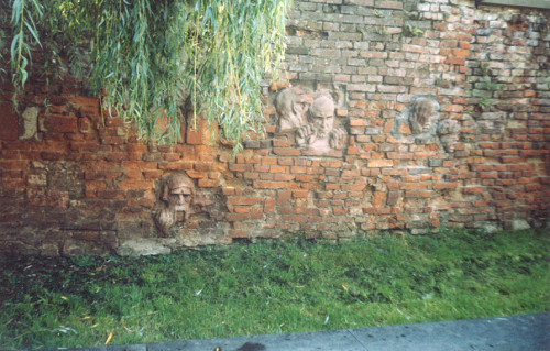 Drohobytsch, 2004, Erschießungsmauer im Zentrum der Stadt, Ilja Kabantschik