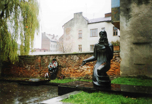 Drohobytsch, 2004, Erschießungsmauer im Zentrum der Stadt, Stiftung Denkmal