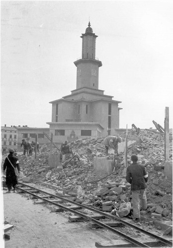 Stanislau, um 1941, Jüdische Zwangsarbeiter vor dem Rathaus, Yad Vashem