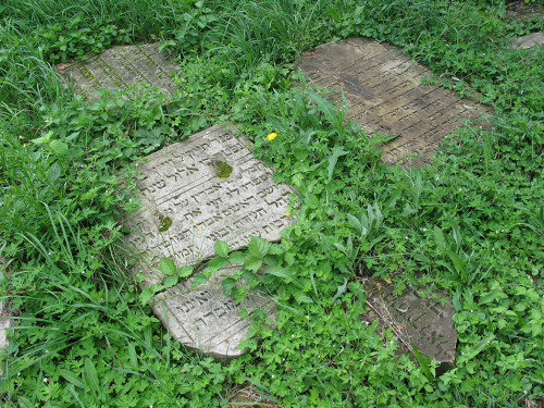 Luzk, 2007, Grabplatten vom zerstörten jüdischen Friedhof beim Holocaustdenkmal, aisipos