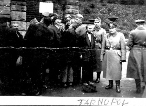 Tarnopol, 1941, Deutsche Offiziere schneiden jüdischen Männern den Bart ab, Yad Vashem