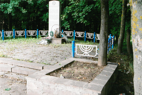 Tarnopol, 2005, Denkmal am Ort von Massenerschießungen, Stiftung Denkmal