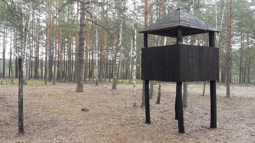 Osaritschi, 2019, Nachgebauter Wachturm mit Stacheldrahtzaun, Stiftung Denkmal