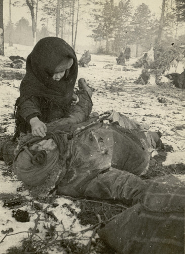 Osaritschi, 1944, Die dreijährige Tanja mit ihrer toten Mutter, Belorusskij gosudarstwennyj muzej istorii welikoj otetschestwennoj wojny,  Aufnahme: Podschiwalow