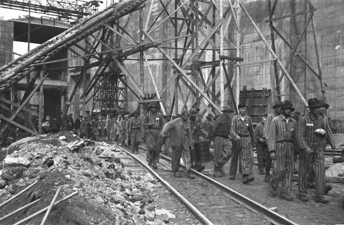 Bremen-Farge, 1944, Zwangsarbeiter auf der Baustelle des U-Boot-Bunkers, Bundesarchiv, Bild 185-23-21, k.A.