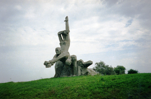 Rostow am Don, August 1997, Ansicht des Denkmals in der Smijowskaja Balka, Nautschno-proswetitel'skij Zentr »Holocaust«, Sergej Schpagin