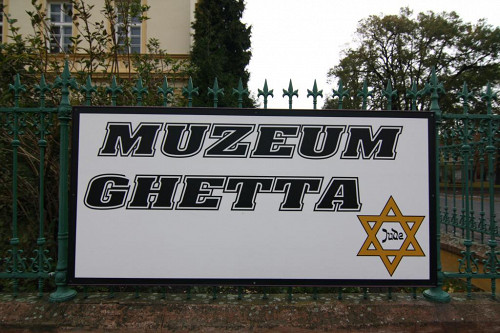 Theresienstadt, 2009, Schild vor dem Ghettomuseum, Stiftung Denkmal, Anja Sauter