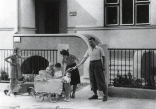 Kaunas, 1940, Suhigara und seine Familie vor dem Konsulat, Sugiharos namai 