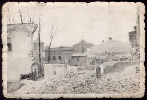 Oświęcim, 1940, Häftlinge des Konzentrationslagers Auschwitz tragen die Reste der zerstörten Großen Synagoge ab, Centrum Żydowskie w Oświęcimiu