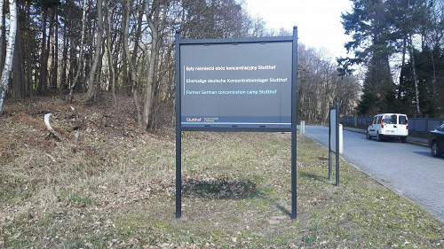 Stutthof, 2019, Schild am Eingang zum ehemaligen Lagergelände, Stiftung Denkmal