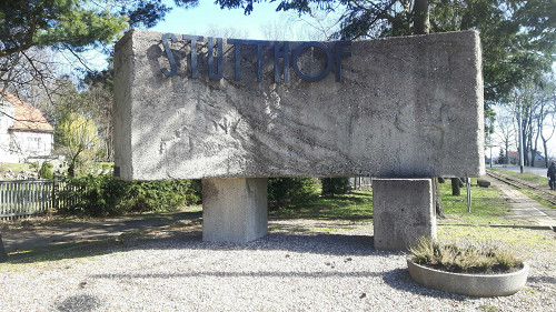 Stutthof, 2019, Am Eingang zum ehemaligen Lagergelände, Stiftung Denkmal