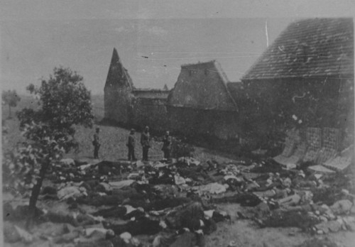 Lidice, 1942, Die Leichen der ermordeten Männer vor dem Bauernhof der verdächtigten Familie, Památník Lidice