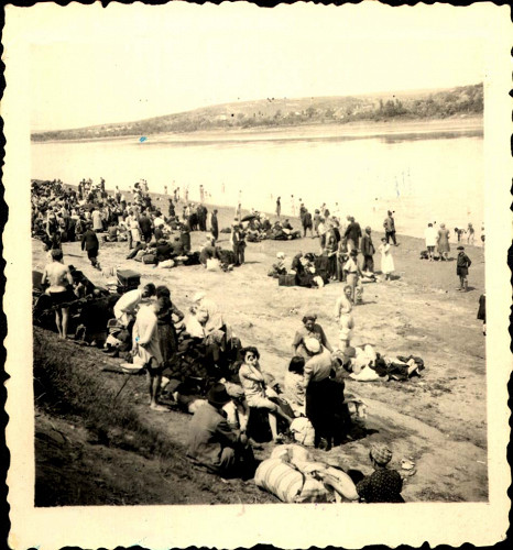 Bei Mohyliw-Podilskyj, 10. Juni 1942, Juden vor ihrer Deportation über den Dnjestr, Yad Vashem