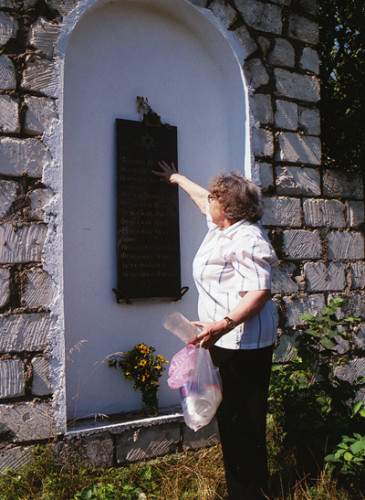Dubossary, 2005, Eine Frau zeigt an einer Gedenktafel an die Namen ihrer erschossenen Verwandten, Stiftung Denkmal