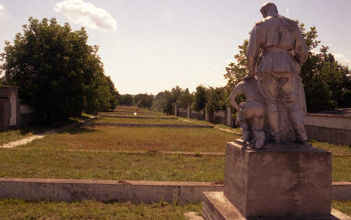 Dubossary, 2005, Blick von der Skulpturengruppe über die Grabanlage, Stiftung Denkmal