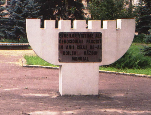 Balti, 2005, Rumänische Inschrift auf der Menora des Holocaustdenkmals, Stiftung Denkmal