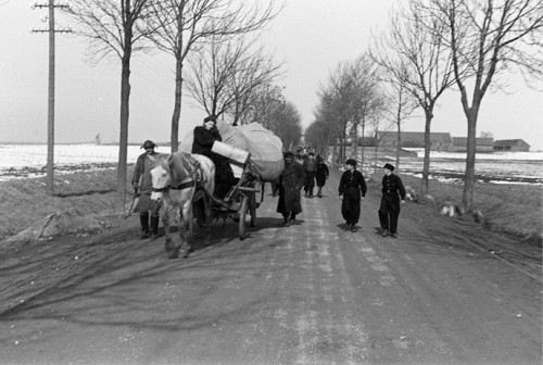 Auf der Straße nach Garsden, 1939, Juden aus Memel bei der Flucht vor den Nationalsozialisten nach Garsden, Ostpreußisches Landesmuseum Lüneburg