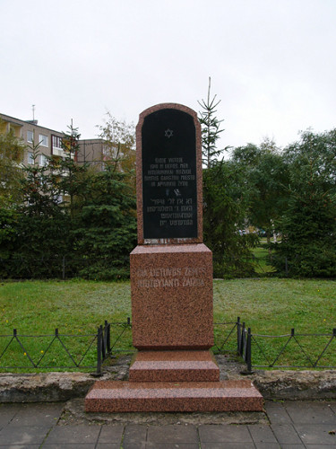 Garsden, 2004, Gedenkstein für die Opfer der Massenerschießung am 24. Juni 1941, Stiftung Denkmal