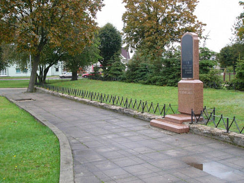 Garsden, 2004, Gedenkstein für die Opfer der Massenerschießung am 24. Juni 1941, Stiftung Denkmal
