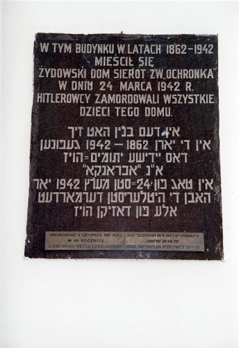 Lublin, 2004, Gedenktafel für jüdische Waiserkinder, die im März 1942 ermordet wurden, Stiftung Denkmal