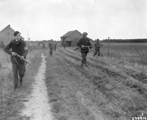 Neerkant, Oktober 1944, Ein Widerstandskämpfer begleitet einen Soldaten der 38. US-Infanteriedivision hinter deutschen Linien, Image bank WW2 – NIOD