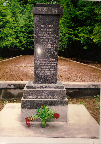 Bei Nowogrodek, 1993, Von Jack Kagan gestiftetes Denkmal am Ort der ersten Massenerschießung, Jack Kagan