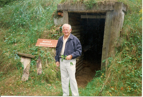 Nalibocka-Wald, 1992, Jack Kagan vor einer Wohnunterkunft am ehemaligen Stützpunkt der Bielski-Partisanen, Jack Kagan
