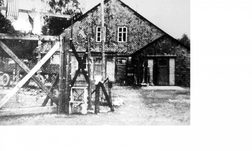 Lehesten, April 1945, Das Lagertor und das »Italienerlager«, in den 1960er Jahren abgerissen, Archiv Gedenkstätte »Laura«