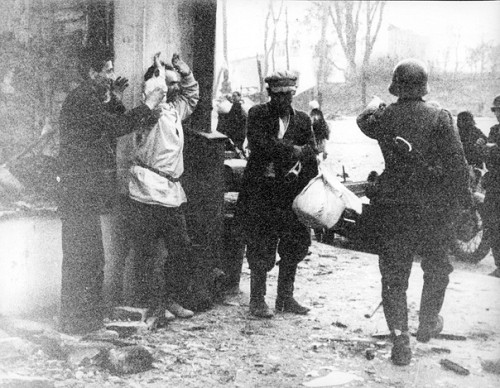 Witebsk, 1941, Deutsche Soldaten führen auf der Straße Verhaftungen durch, Yad Vashem