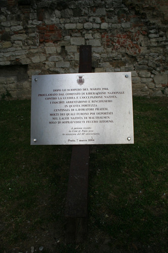 Prato, 2007, Eine Gedenktafel erinnert an die Prateser, die in der Castello dell'Imperatore vor ihrer Deportation eingesperrt wurden, Gianluca Ermanno