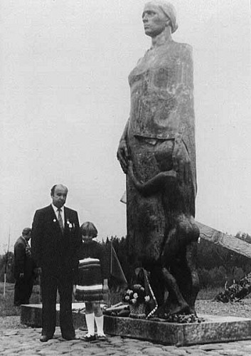 Dalwa, 1970er Jahre. Der Überlebende Nikolaj Girilowitsch beim Denkmal