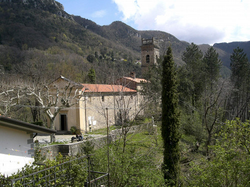 Sant'Anna di Stazzema, 2008, Ansicht mit Dorfkirche, Sergio Bovi Campeggi