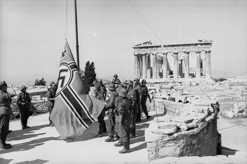 Athen, Mai 1941, Wehrmachtssoldaten beim Hissen der Hakenkreuzflagge auf der Akropolis, Bundesarchiv, Bild 101I-165-0419-19A, Bauer