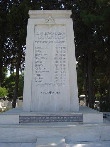 Athen, 2004, Denkmal mit Angaben zu den Opferzahlen auf dem Jüdischen Friedhof, Alexios Menexiadis