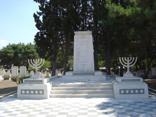 Athen, 2004, Denkmal aus den 1950er Jahren auf dem Friedhof der Jüdischen Gemeinde, Alexios Menexiadis