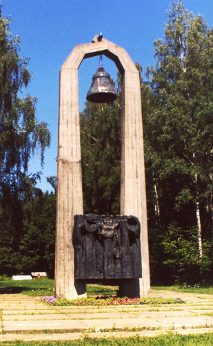 Baranowitschi, 2004, Denkmal für 3.000 ermordete Juden aus dem Ghetto Theresienstadt, Stiftung Denkmal