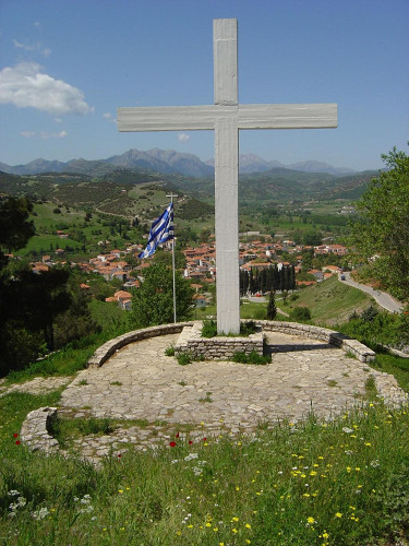 Kalavryta, 2004, Kreuz an der Erschießungsstelle, Alexios Menexiadis