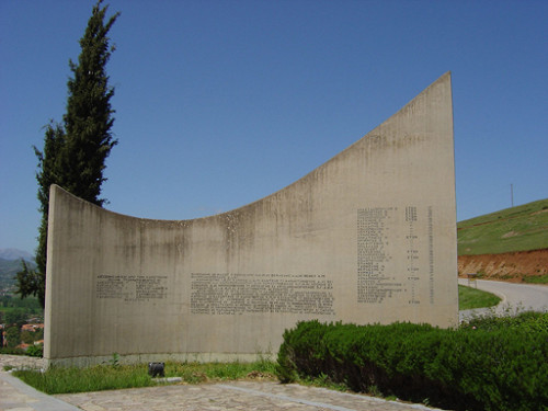Kalavryta, 2004, Teil der Anlage mit den Namen der Erschossenen, Alexios Menexiadis