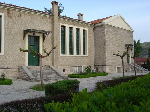 Kalavryta, 2004, Die ehemalige Schule, heute »Museum des Holocaust von Kalavryta«, Alexios Menexiadis