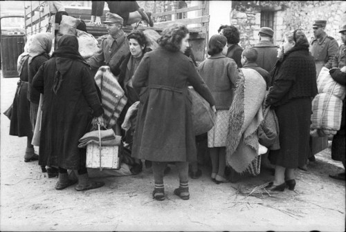 Ioannina, 25. März 1944, Gruppe jüdischer Frauen und Kinder besteigt den LKW zur Deportation, Bundesarchiv, Bild 101I-179-1575-18