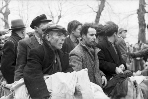 Ioannina, 1944, Gruppe jüdischer Männer Ioanninas kurz vor ihrem Abtransport nach Larissa, Bundesarchiv, Bild 101I-179-1575-09, Wetzel