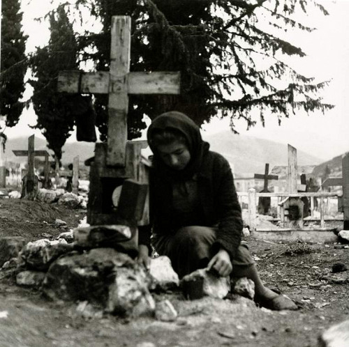 Distomo, 1945, Eine Überlebende des Massakers bei der Grabpflege, Benaki Museum - Photographic Archive, Voula Papaioannou