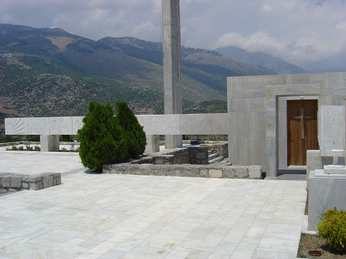 Distomo, 2004, Denkmal mit Beinhaus, Alexios Menexiadis