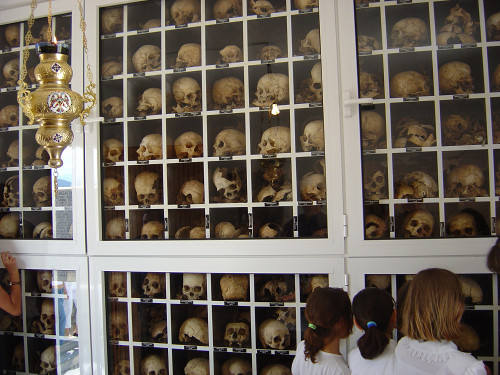 Distomo, 2004, Innenansicht des Beinhauses und der Kapelle mit Schädeln der Ermordeten, Alexios Menexiadis