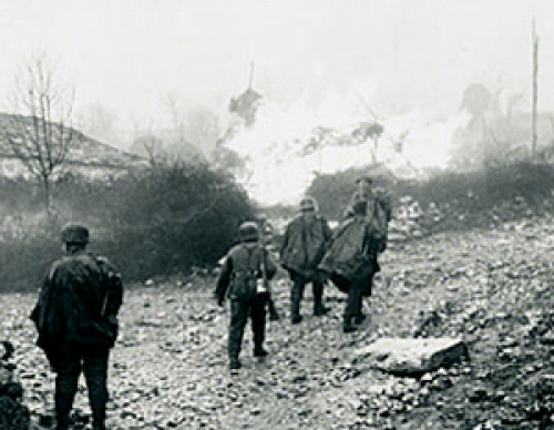 Epirus, 1943, Soldaten der 1. Gebirgsdivision brennen ein Dorf im Epirus nieder, NRHZ